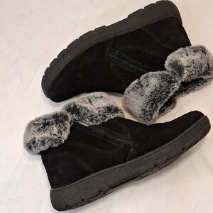 Khombu Black Suede W/ Gray Fur Winter Ankle Boots. Lightly Worn. Double Zippers.